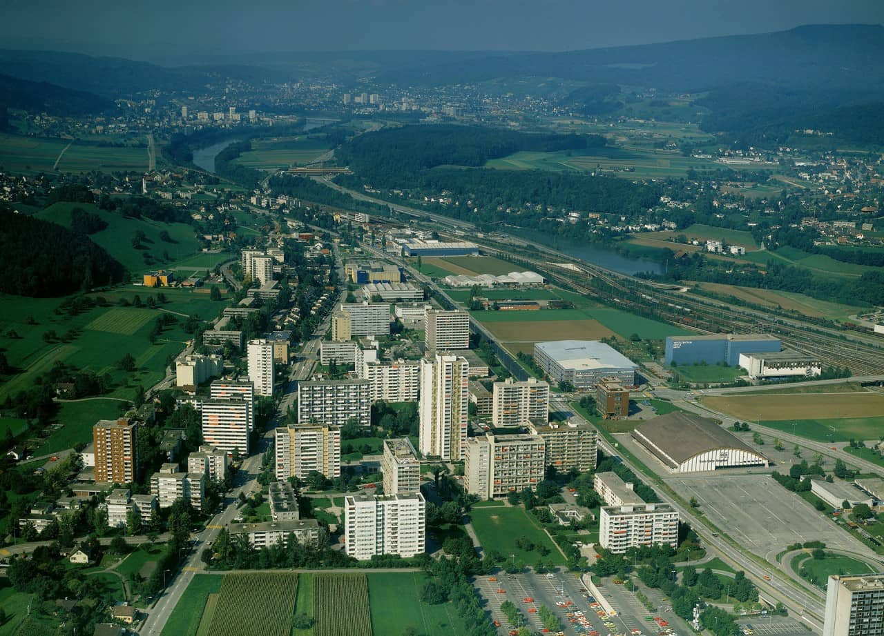 Das in den 1960er Jahren erbaute Langäckerquartier von Südosten, Luftbild 1982