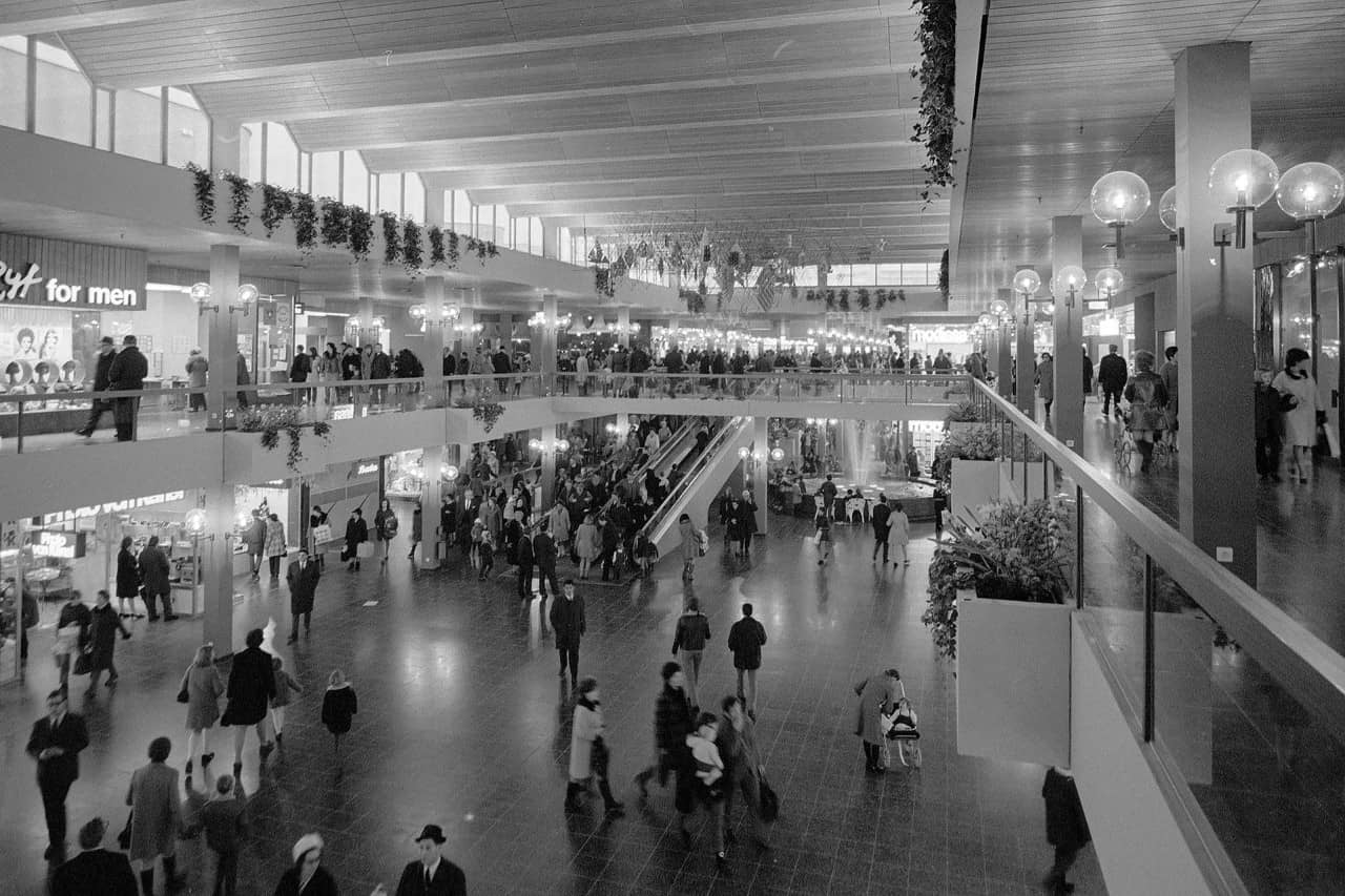 Das Innere des Shopping-Centers kurz nach der Eröffnung 1970