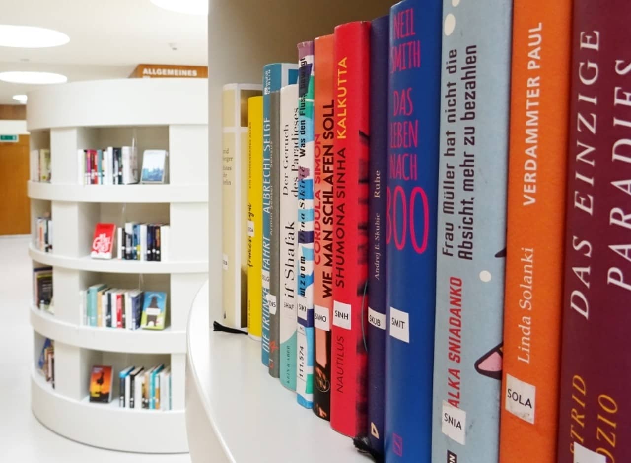 Bücherregal in der Kantonsbibiothek, auf dem Romane aufgestellt sind.