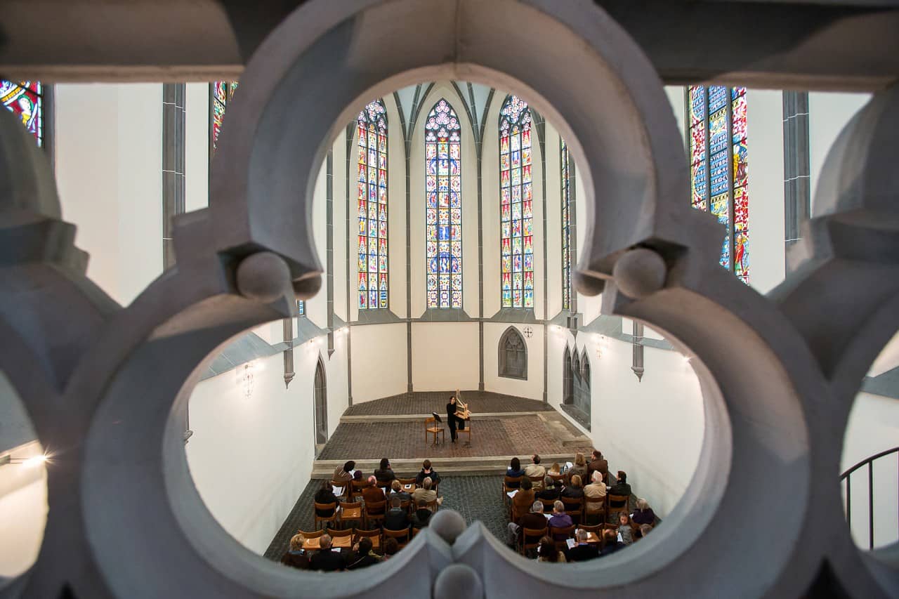 Blick in den Chor der Klosterkirche Königsfelden mit ihren Glasfenstern