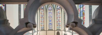 Blick in den Chor der Klosterkirche Königsfelden mit ihren Glasfenstern