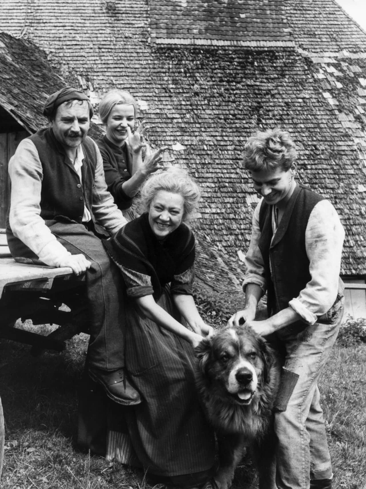 Filmszene mit Schauspielerin Margrit Rainer als Anne Bäby Jowäger, umgeben von drei weiteren Personen und einem Hund.