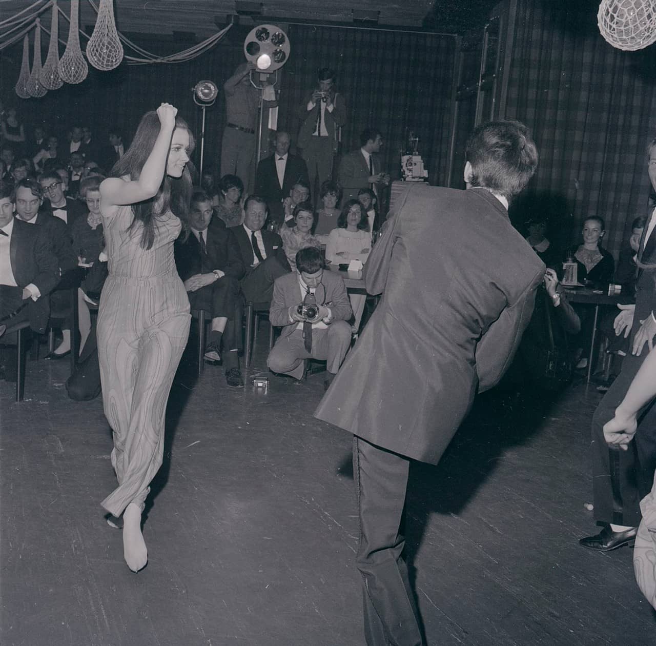 Ein Mann und eine Frau tanzen an einer Party im Hotel Rigi Kaltbad vor Publikum.