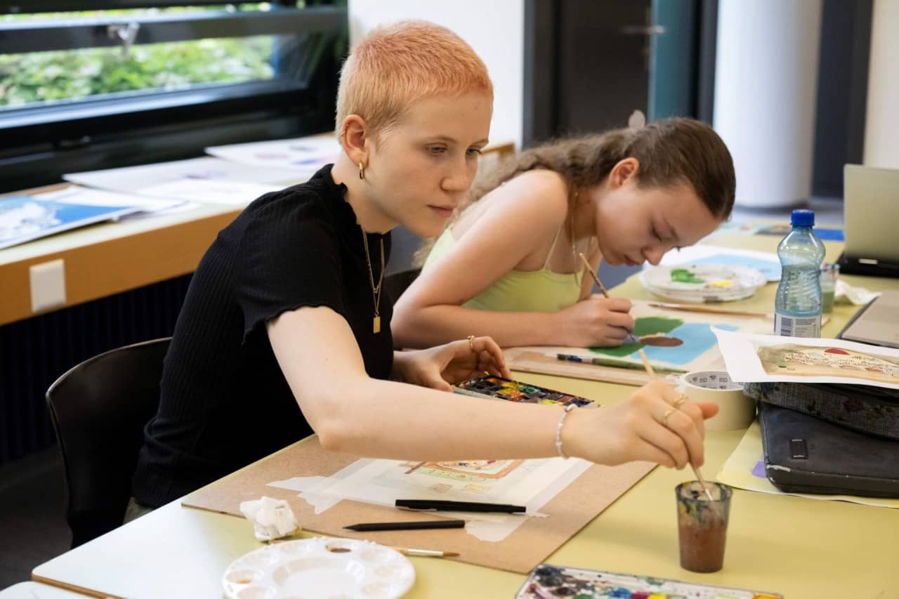 Zwei Schülerinnen malen Aquarell