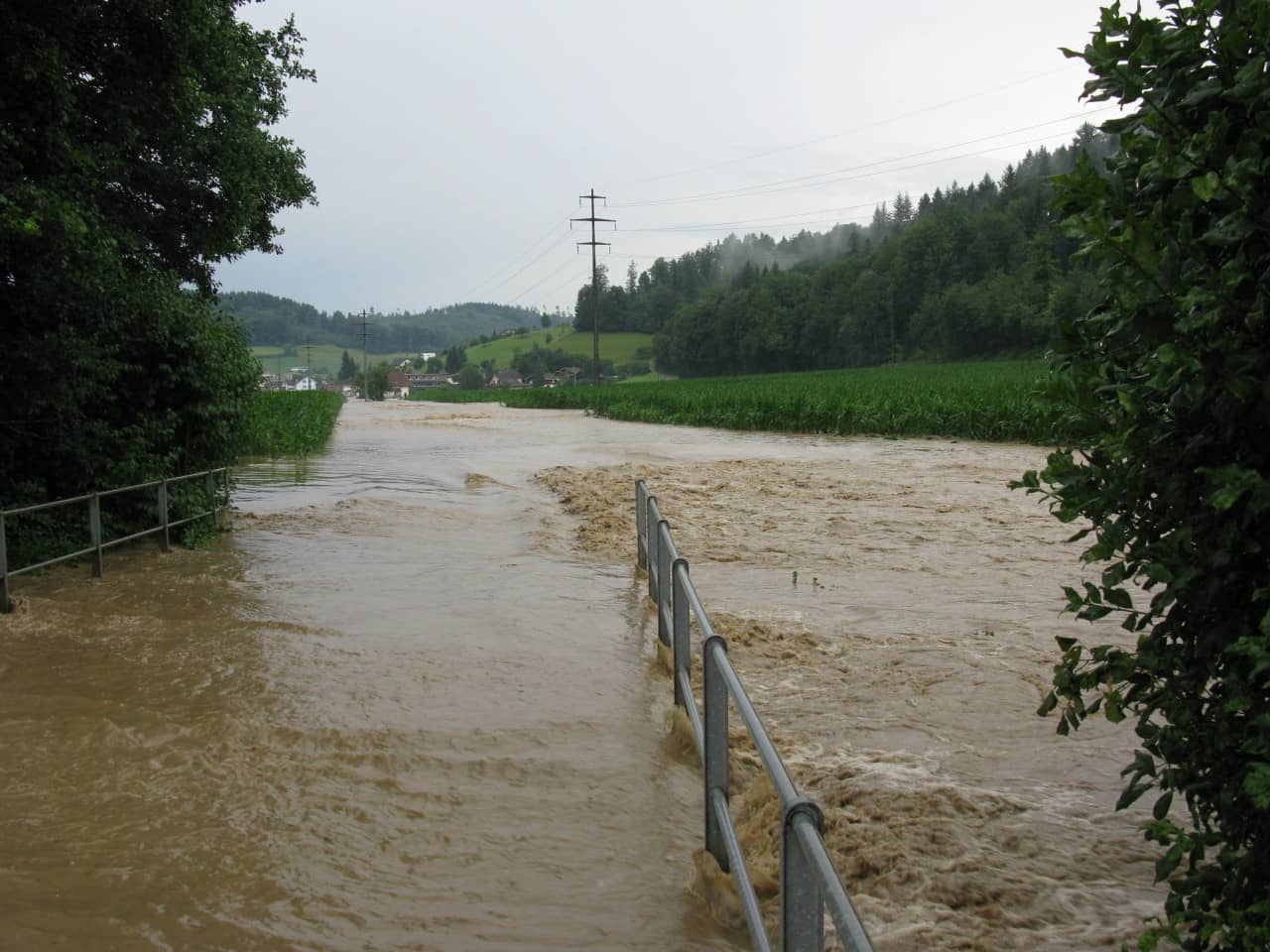 Grossflächige Überflutung von Strasse und Landwirtschaftsland in Holziken