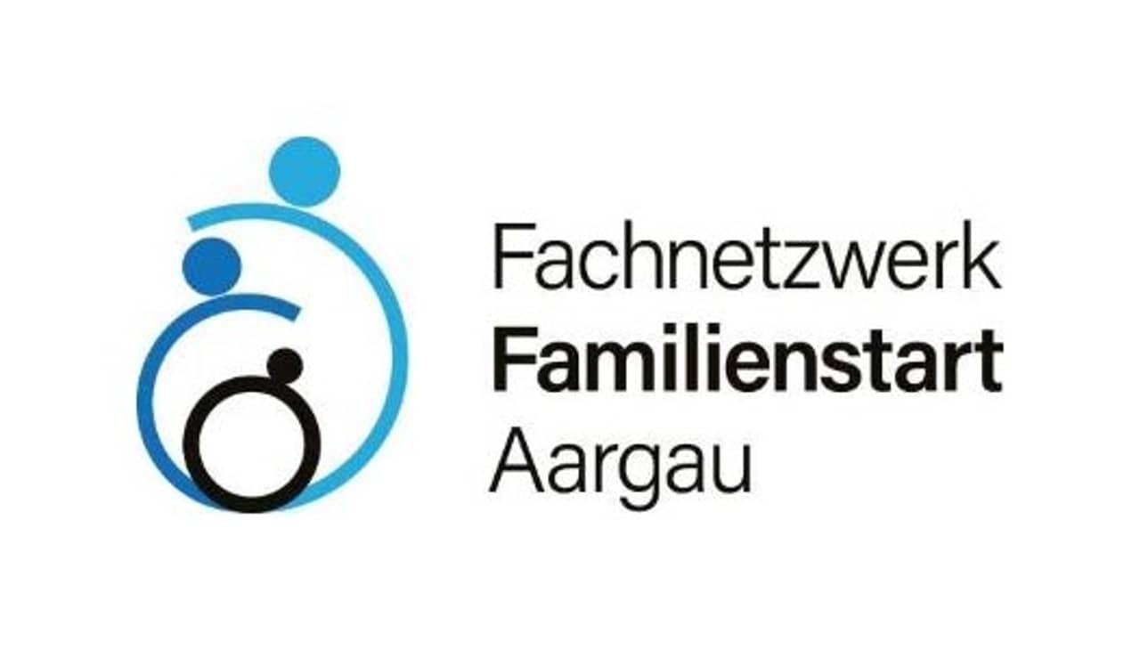 Links im Bild die symbolische Darstellung einer Familie in Blautönen, rechts der Schriftzug "Fachnetzwerk Familienstart" 