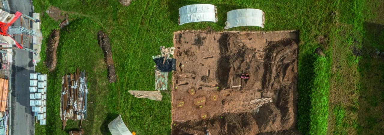Drohnenaufnahme von einer archäologischen Ausgrabung in Möriken-Wildegg.