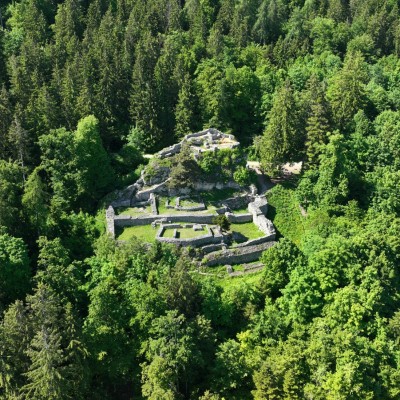 Drohnenaufnahme der Burgruine Alt-Tierstein.