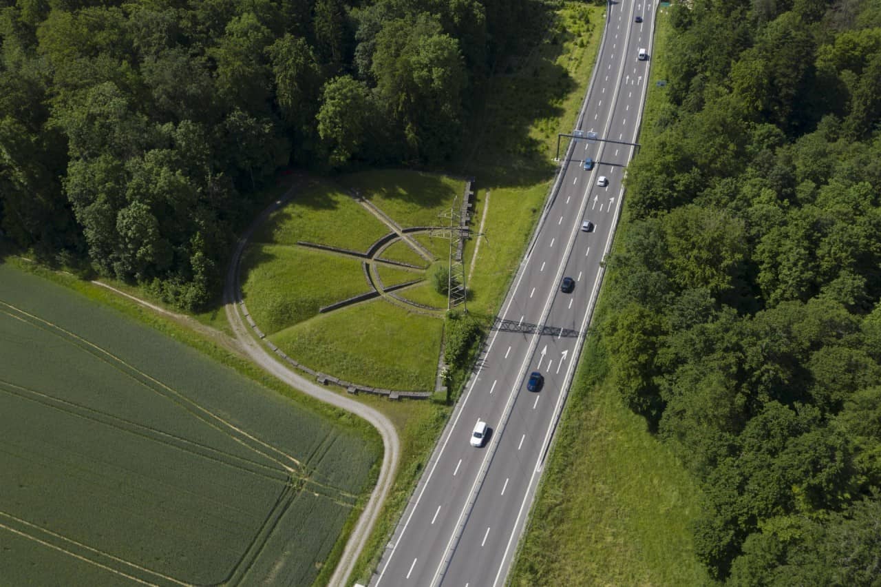 Das römische Theater von Lenzburg liegt direkt an der Autobahn.