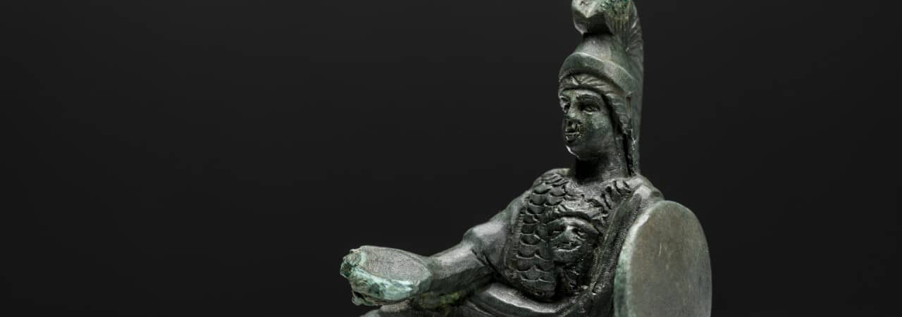 Die Göttin Athene als Bronzeplastik in liegender Position.