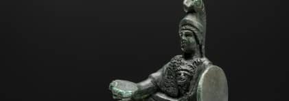 Die Göttin Athene als Bronzeplastik in liegender Position.