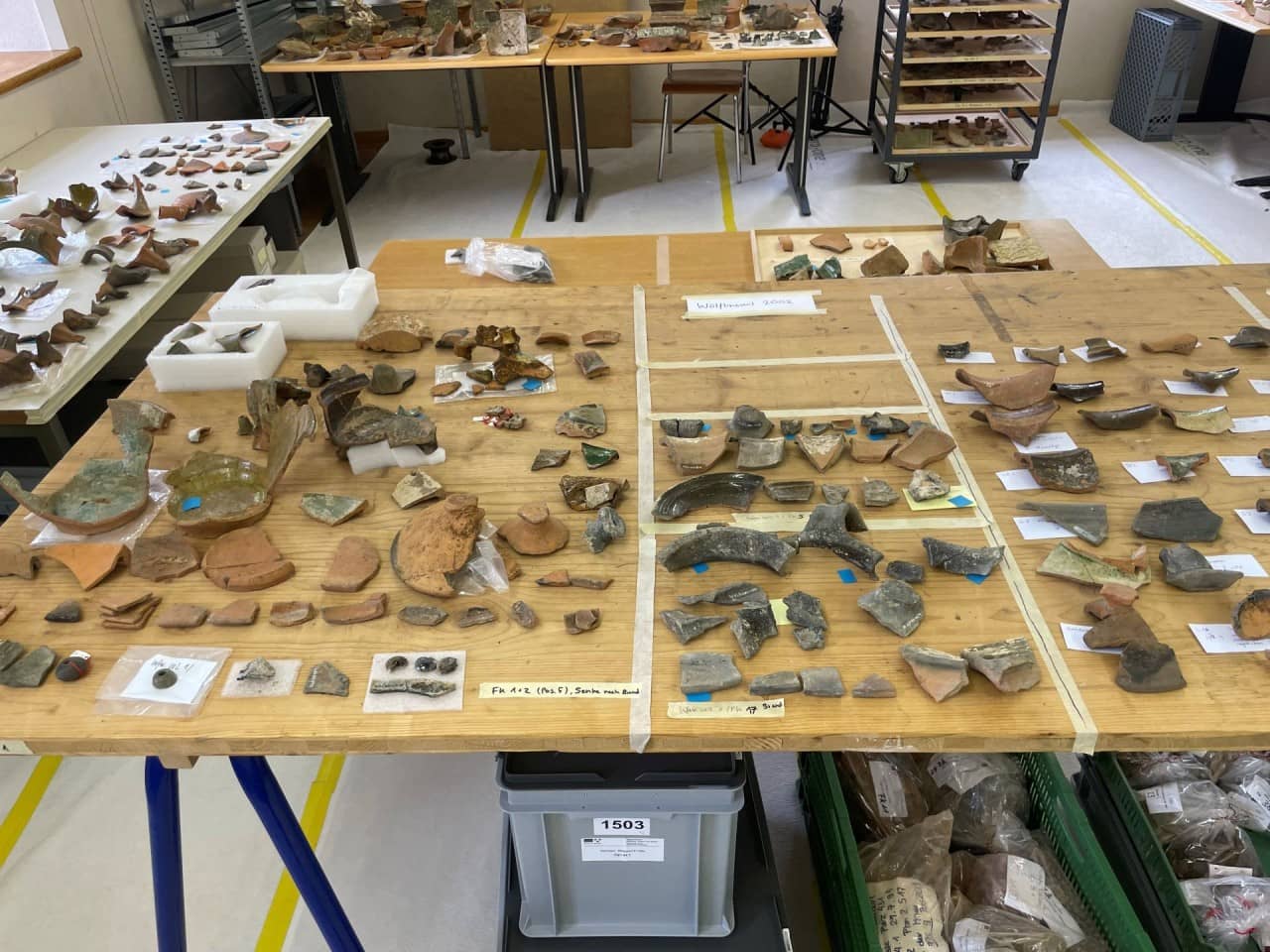 Tische mit ausgelegten Fragmenten von Keramikgefässen und Ofenkacheln.