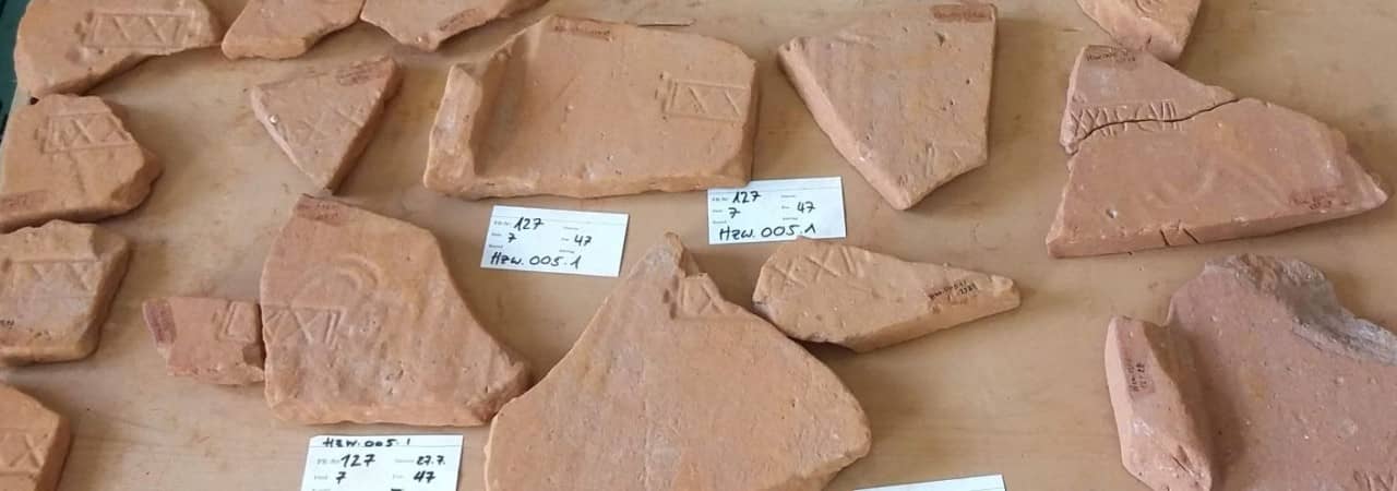 Römische Ziegelfragmente ausgelegt auf einem Tisch.