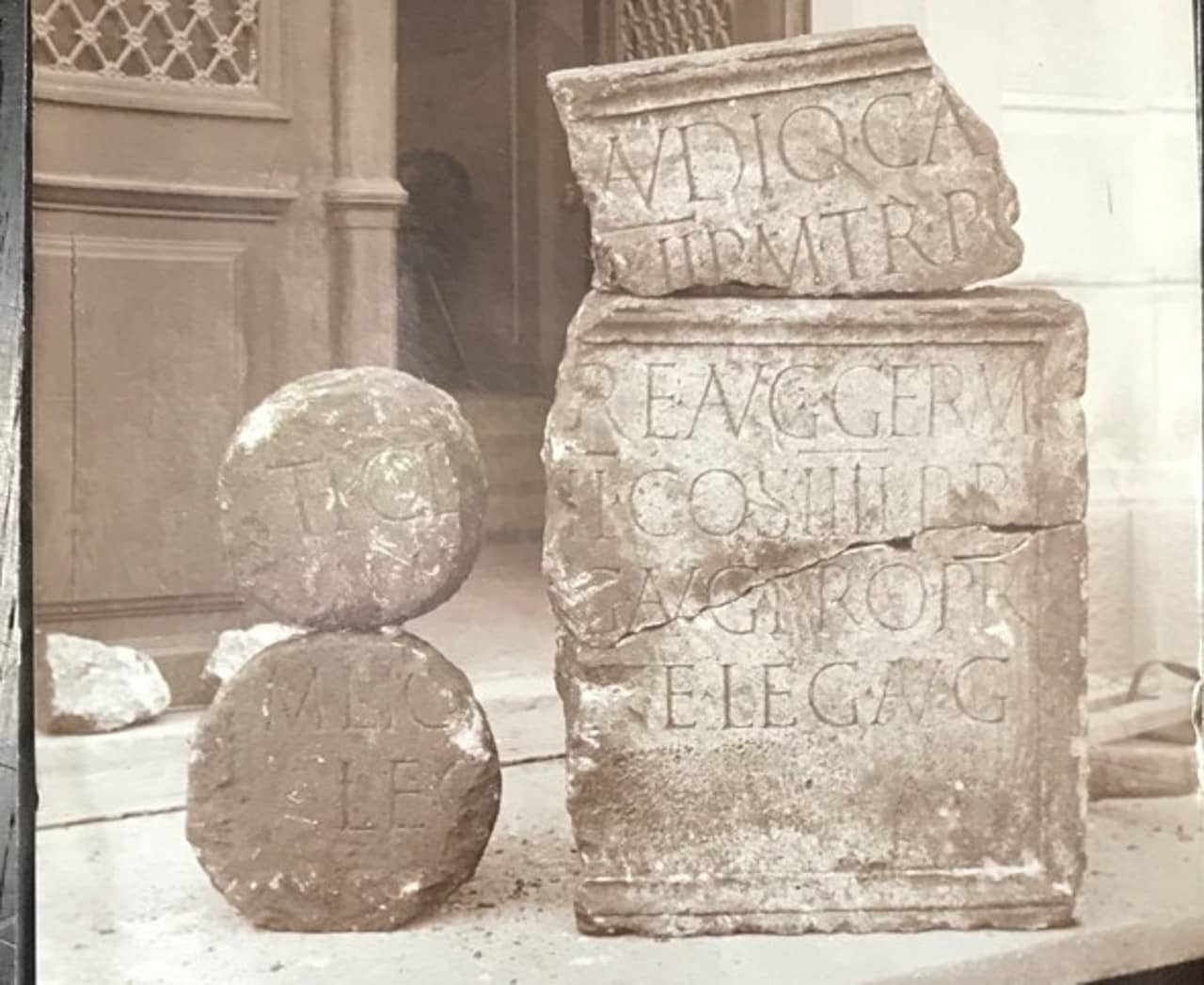 Archivaufnahme einer fragmentierten römischen Inschrift