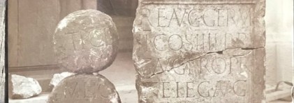 Archivaufnahme einer fragmentierten römischen Inschrift