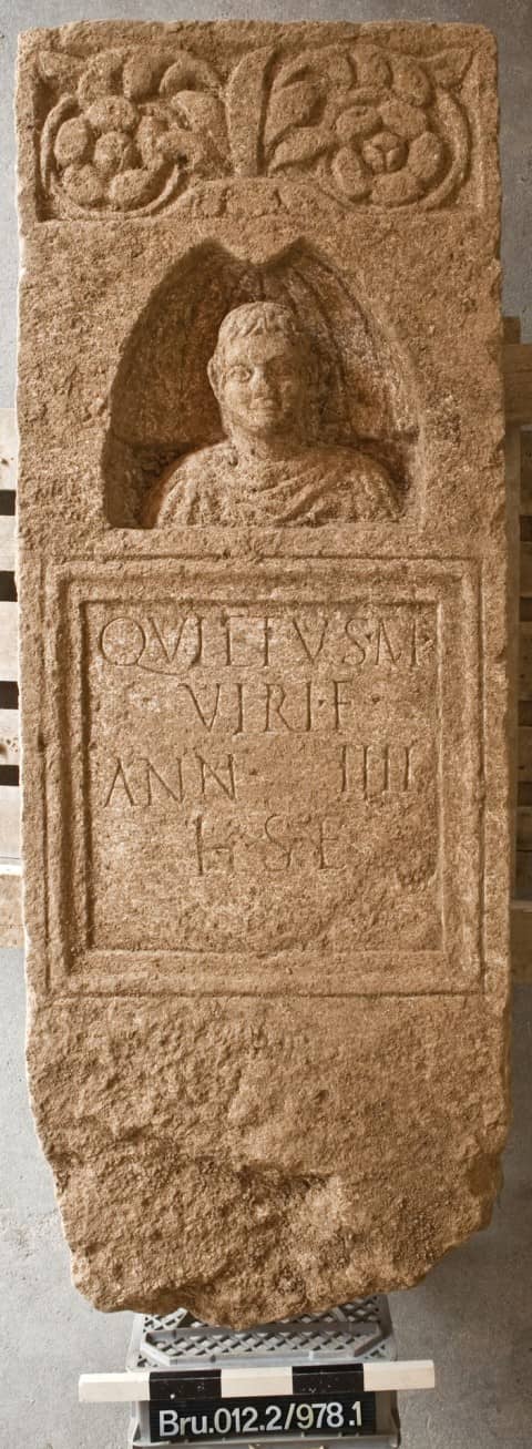 Ein römischer Grabstein mit der Büste eines Knaben.