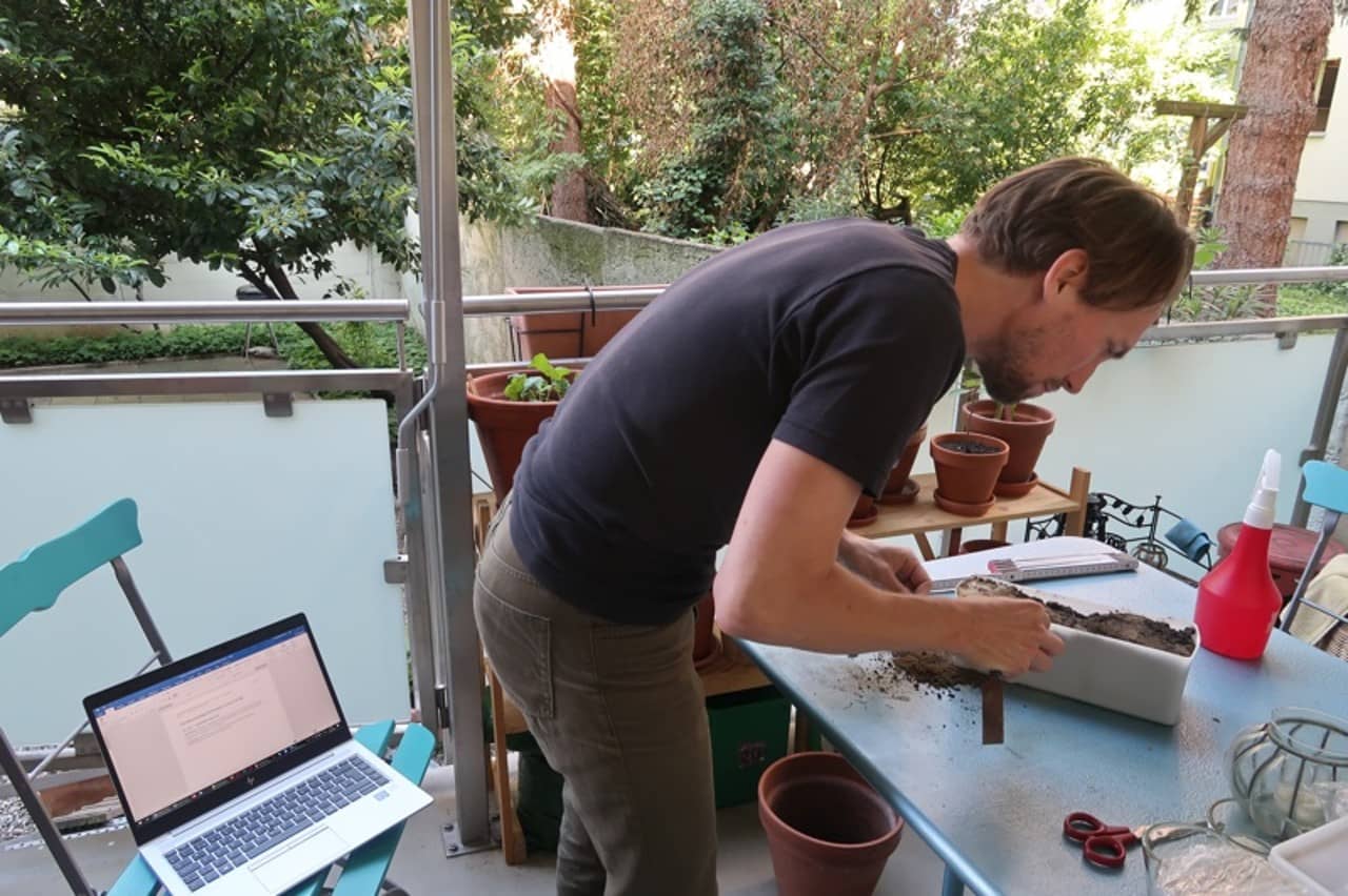 Geoarchäologe am Reinigen von Proben auf dem Balkon.