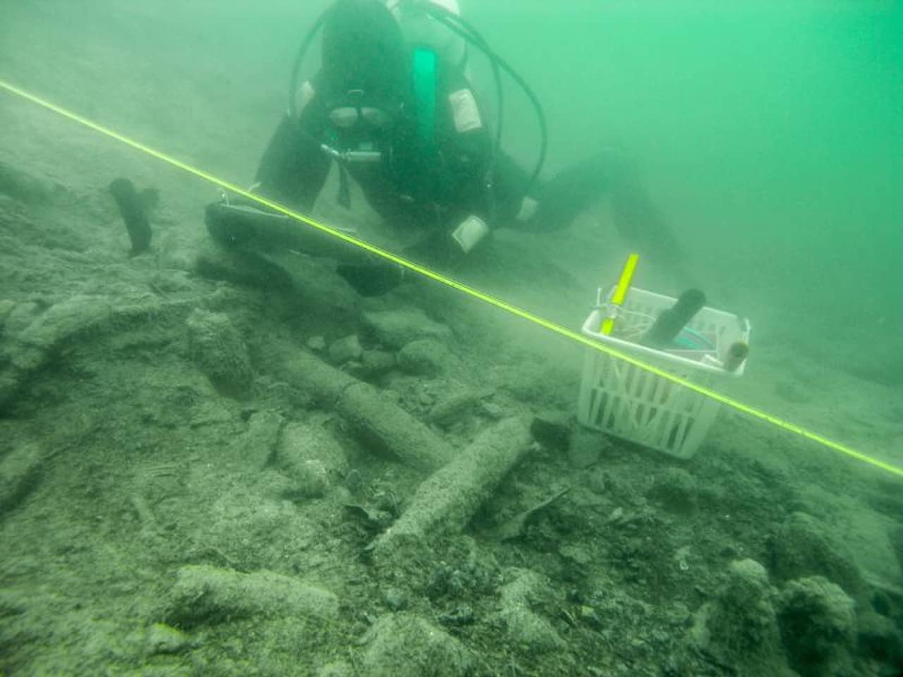 Ein Forschungstaucher überprüft archäologische Schichten im Hallwilersee.