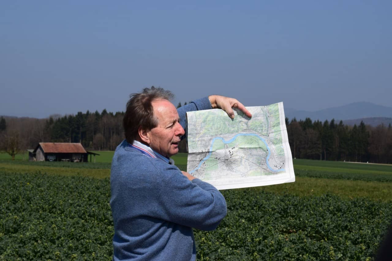Werner Brogli zeigt eine Karte des Möhlinerfelds.