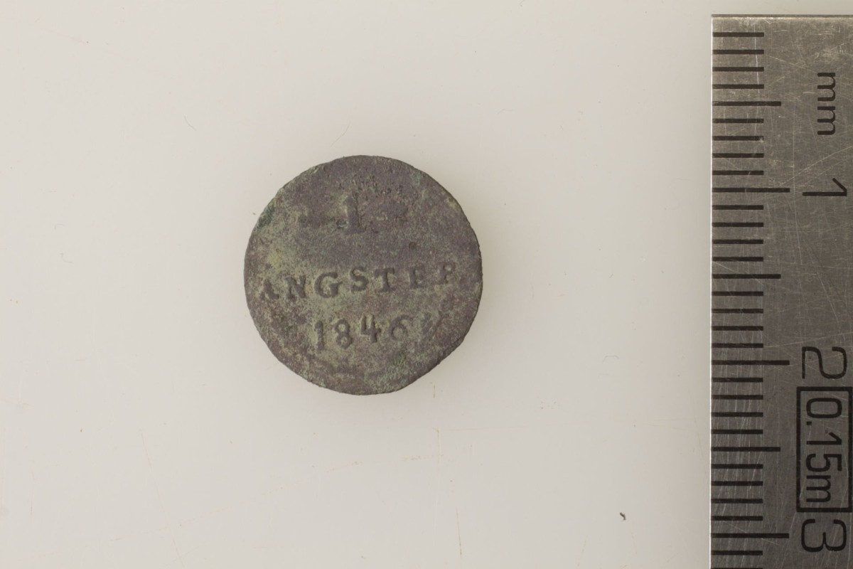 Kleine grünlich angelaufene Münze mit feinem Münzbild.