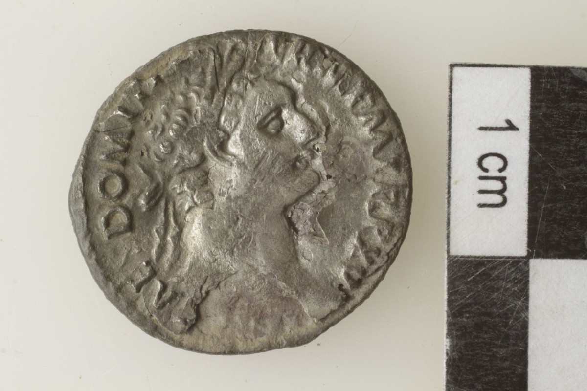 Silberne Münze mit dem Abbild eines Kaisers.