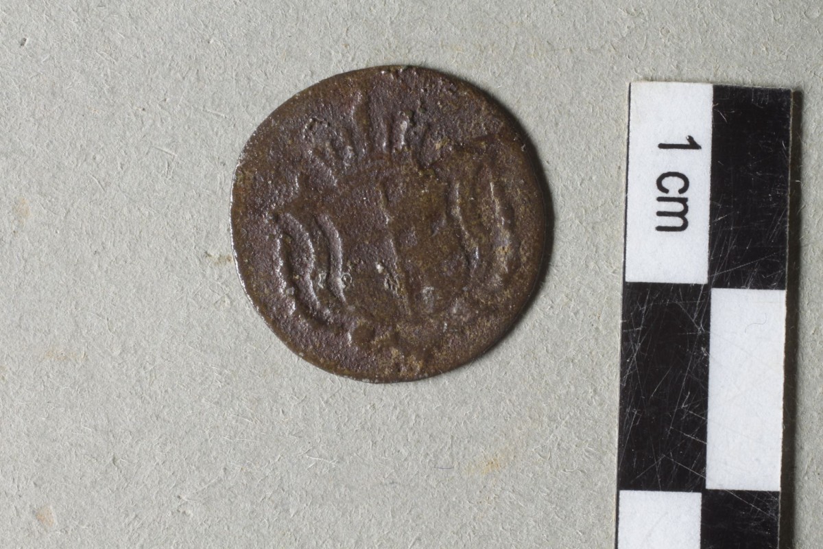 Bräunlich verfärbte Münze mit feinem Münzbild.