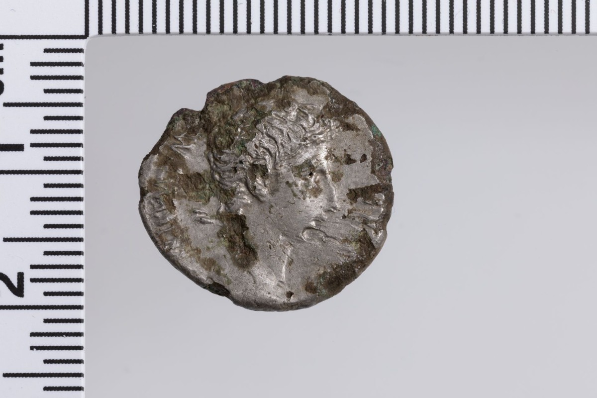 Silberne Münze mit nicht mehr deutlich sichtbarem Kaiserporträt.