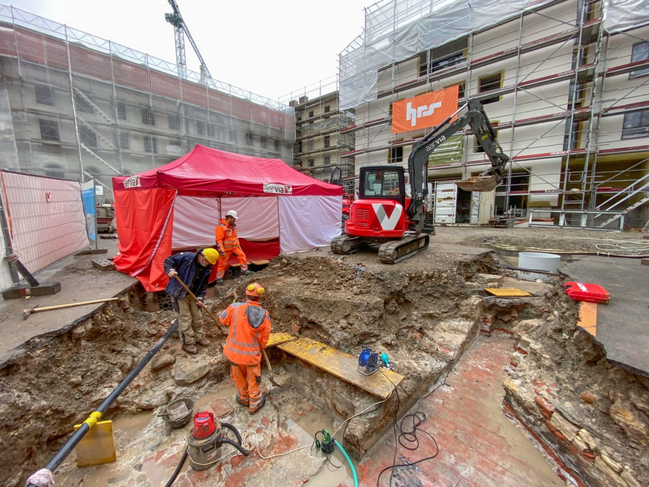 Baustelle mit Freibad im Vordergrund.