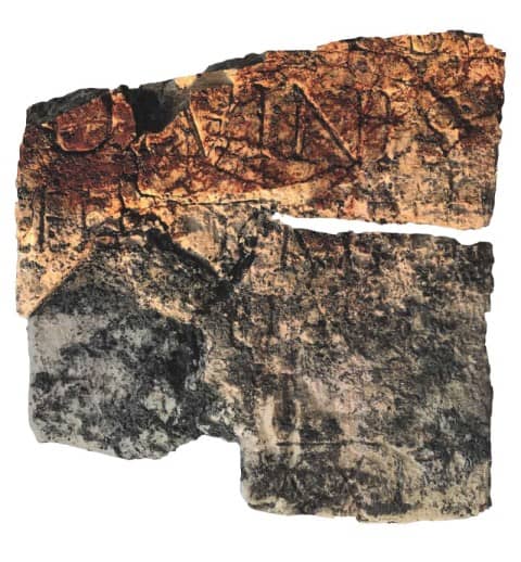 Eine Inschrift aus Stein mit lateinischen Buchstaben.
