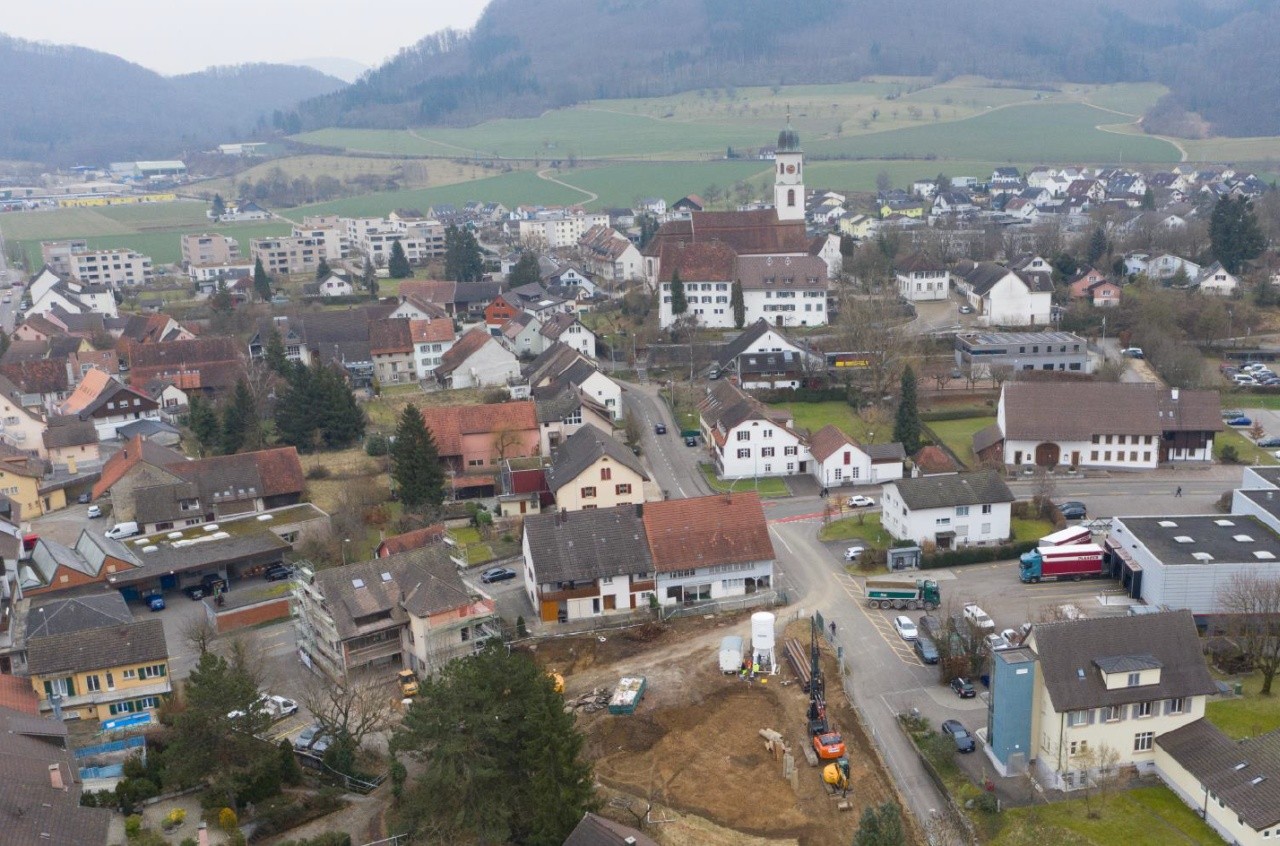 Blick auf die Ausgrabungsfläche inmitten des Siedlungskerns von Frick.