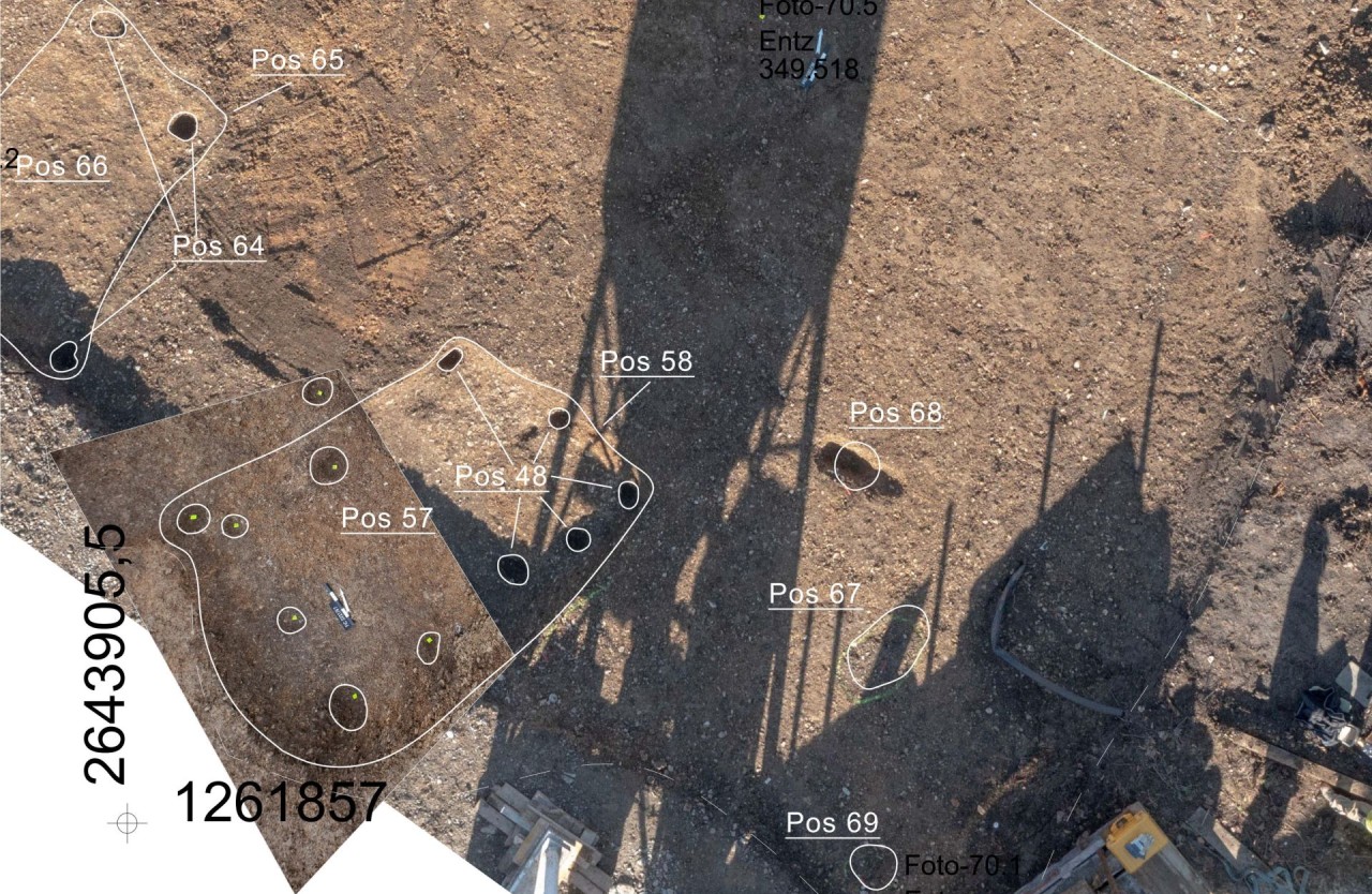 Blick auf die geputzte Grabungsfläche, wo sich der Schatten des Neubaus bereits abzeichnet.