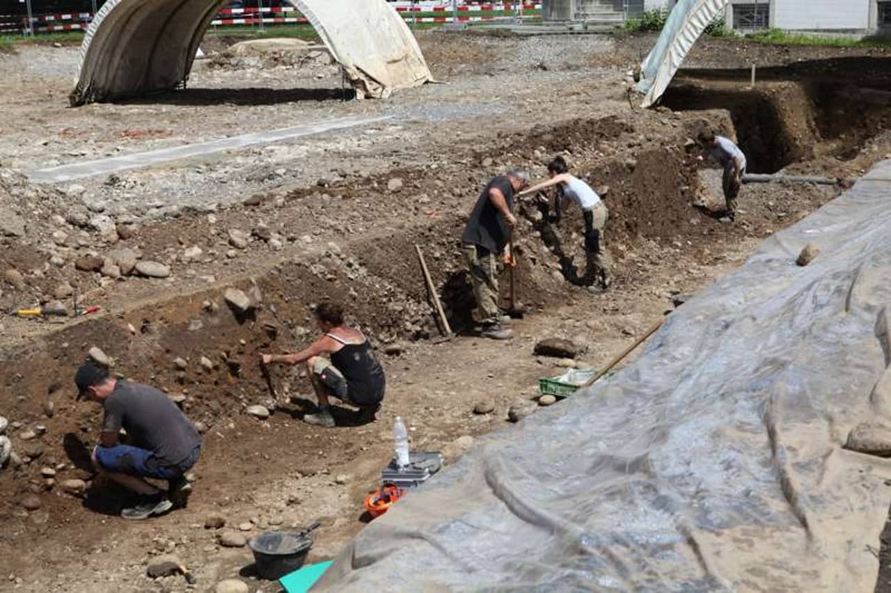 Fünf Grabungsmitarbeitende an der Arbeit.