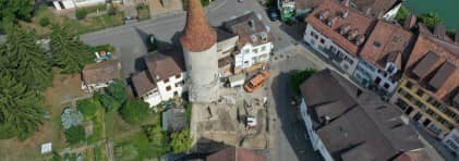 Blick auf die Ausgrabung am Hexenturm mitten in Melligen.