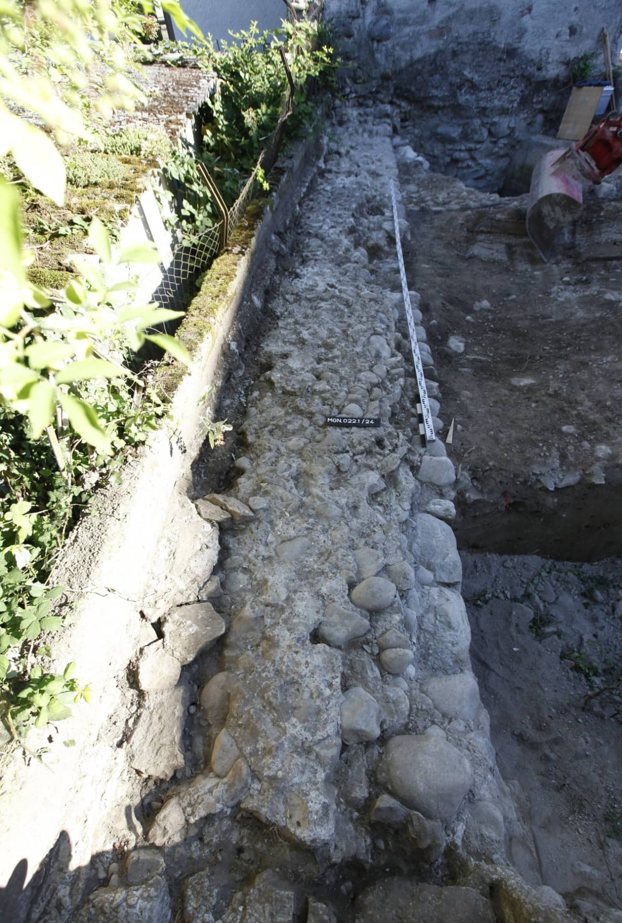 Blick auf die ausgegrabene Stadtmauer.