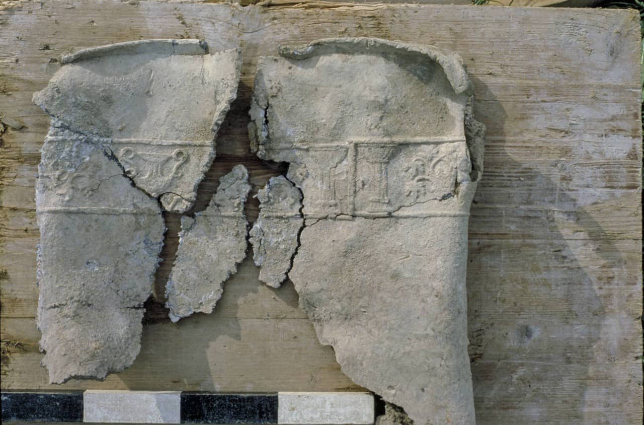 Fragment einer römischen Badewanne aus Blei mit Verzierungen.