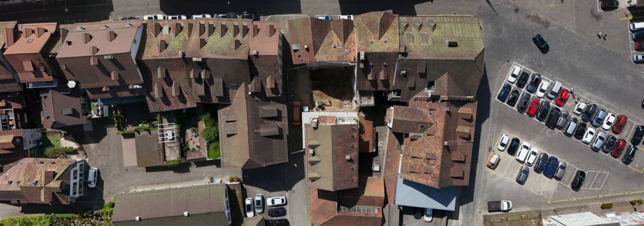 Drohnenaufnahme der Grabungsfläche inmitten der Zofinger Altstadt.