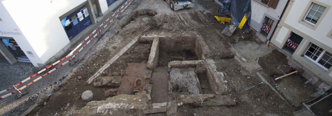 Blick auf die freigelegte Mauerreste des mittelalterlichen Badehauses.