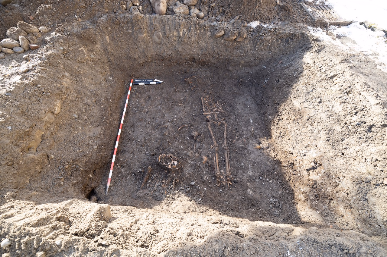Ausgehobene Grabgrube mit zwei Skeletten.