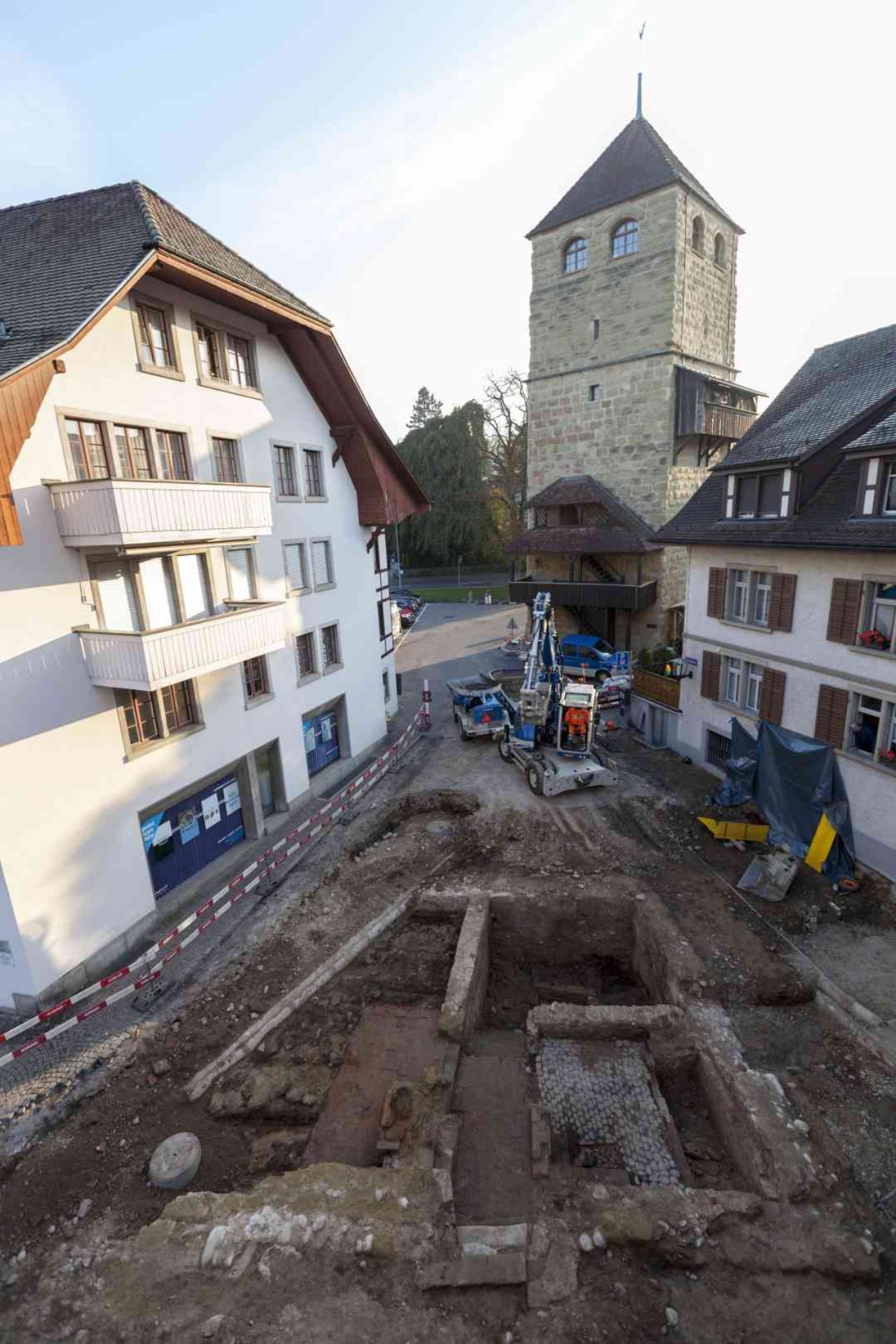Freigelegter Grabungsbefund des mittelalterlichen Badehauses. Im Hintergrund der Pulverturm.
