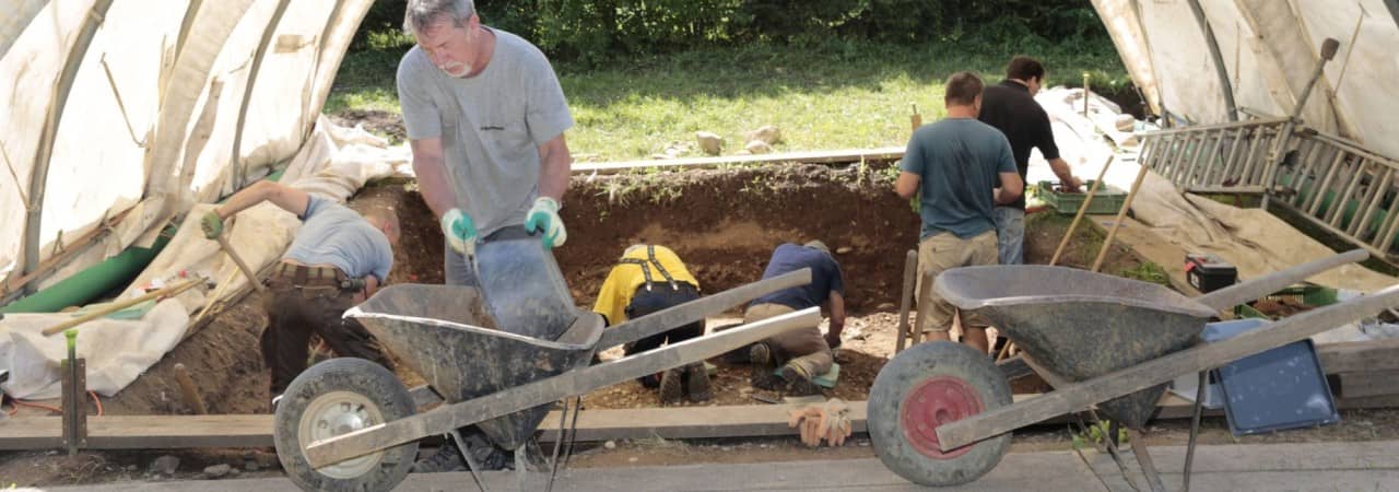 Blick ins Grabungszelt: Zwei Freiwillige an der Arbeit. 