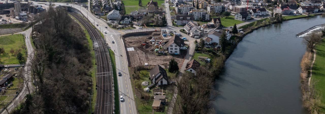 Blick aus der Luft auf die Grabungsstelle direkt an der Limmat. 