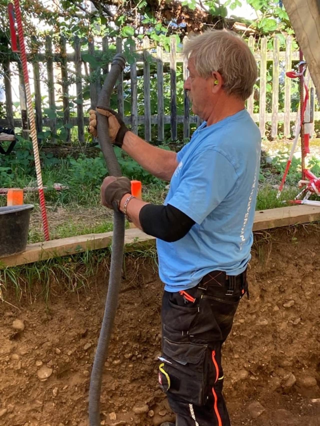 Ein Freiwilliger hantiert mit dem Staubsauger.