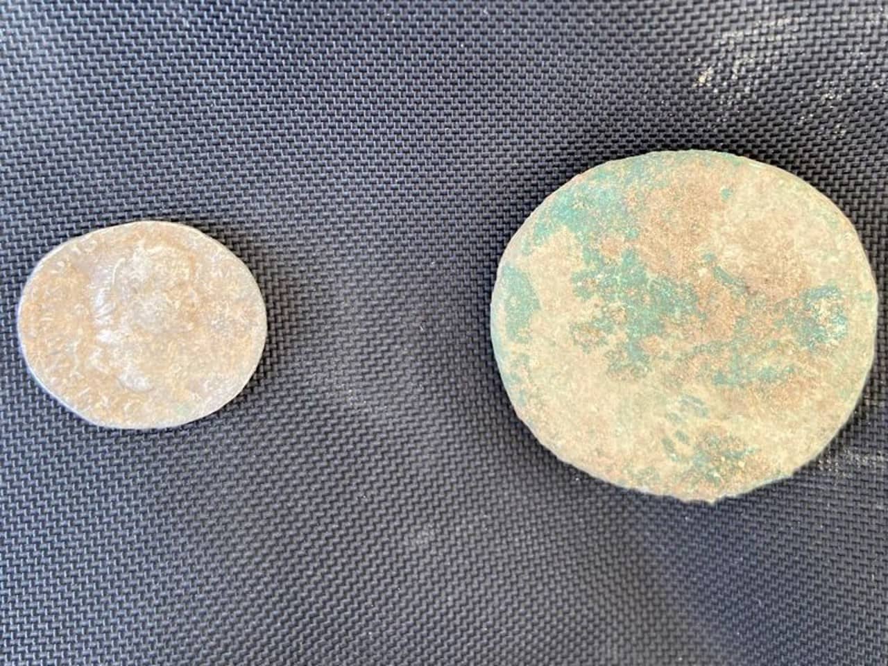 Zwei frisch geborgene römische Münzen.