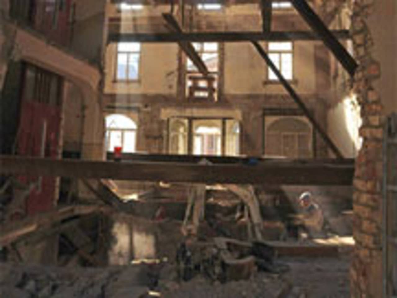 Licht fällt von aussen in das ausgekernte Gebäude neben der Grabung Bärengarten.