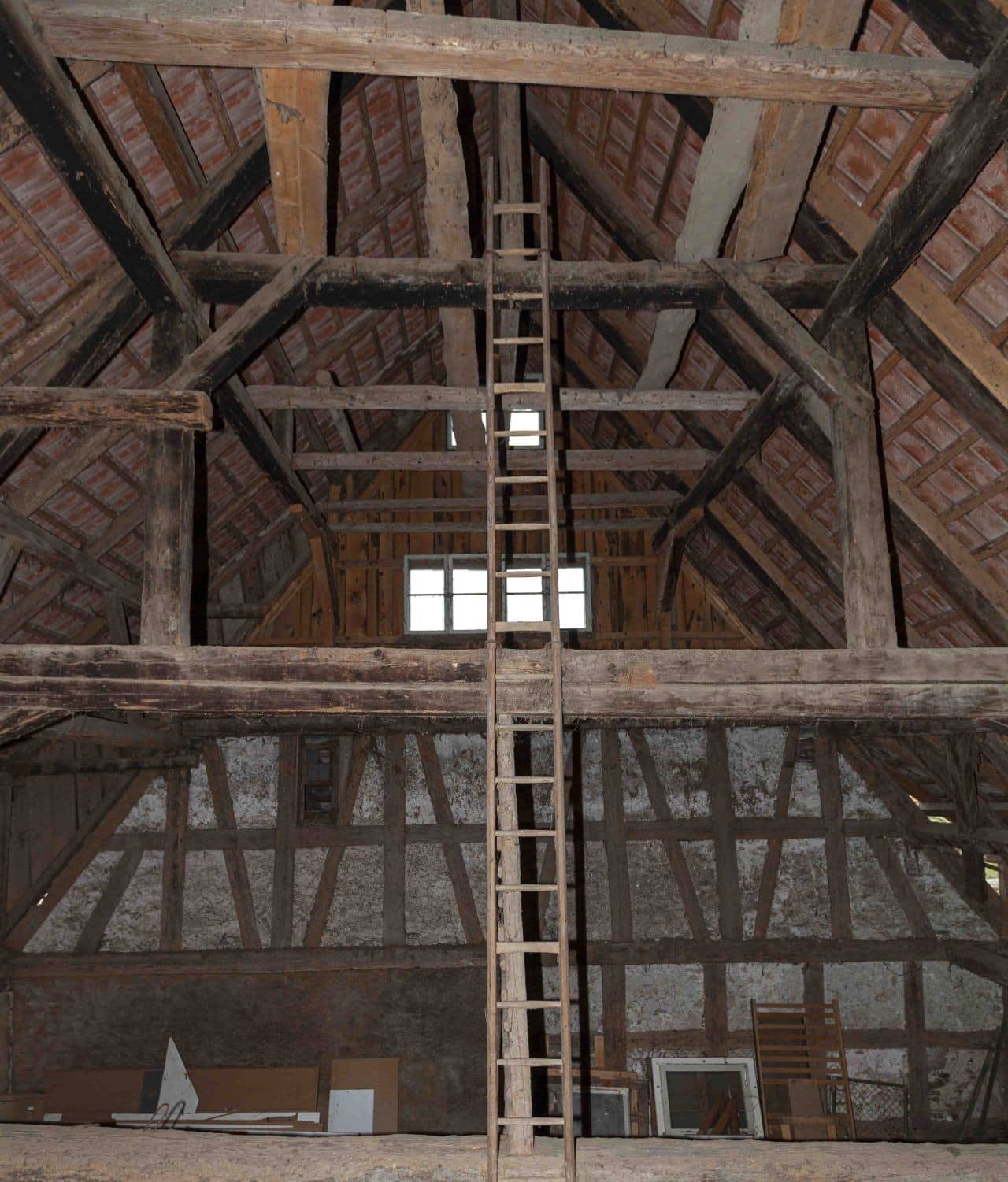Dachstuhlkonstruktion aus Holz.