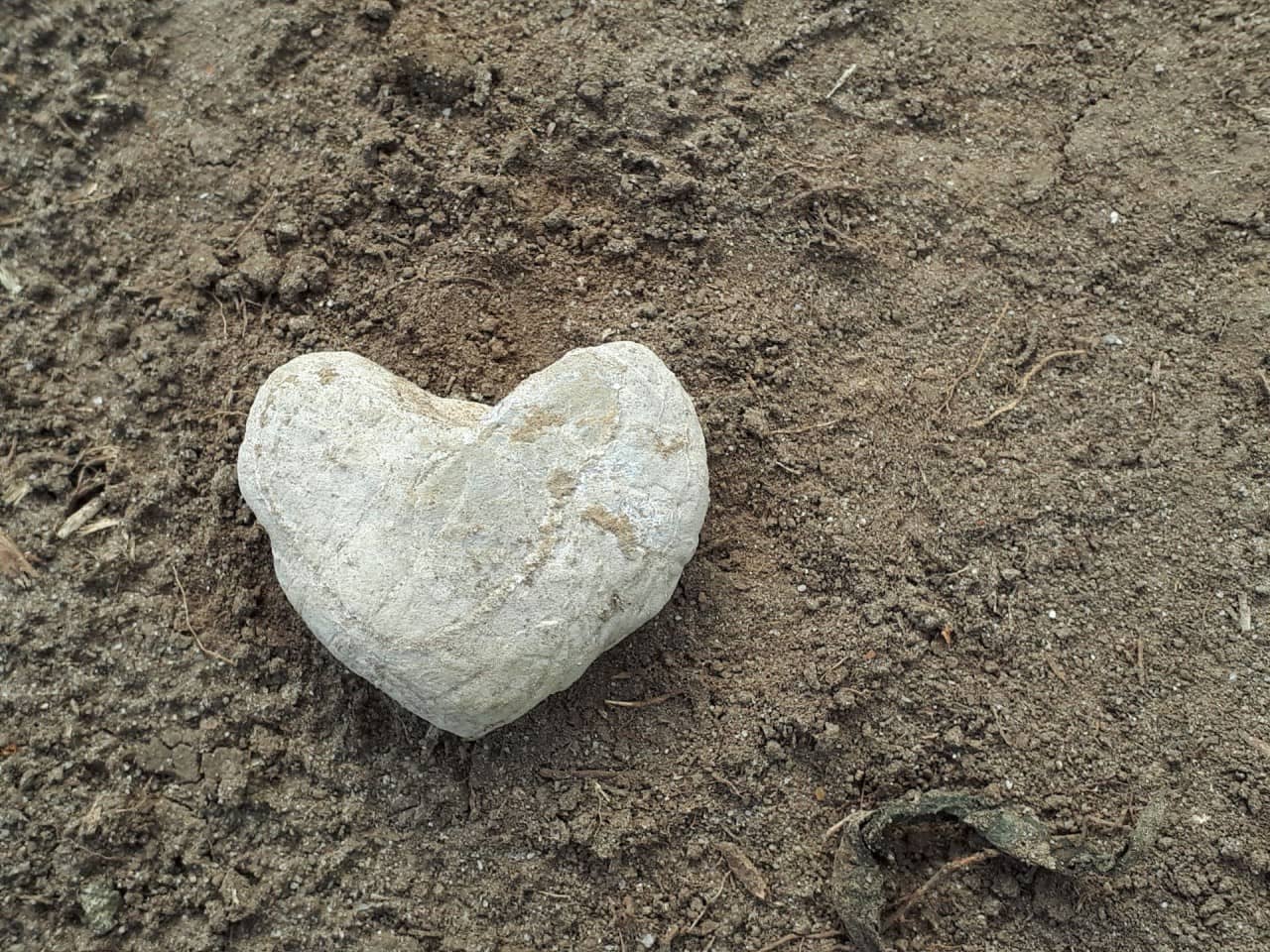 Stein in Form einews Herzens.