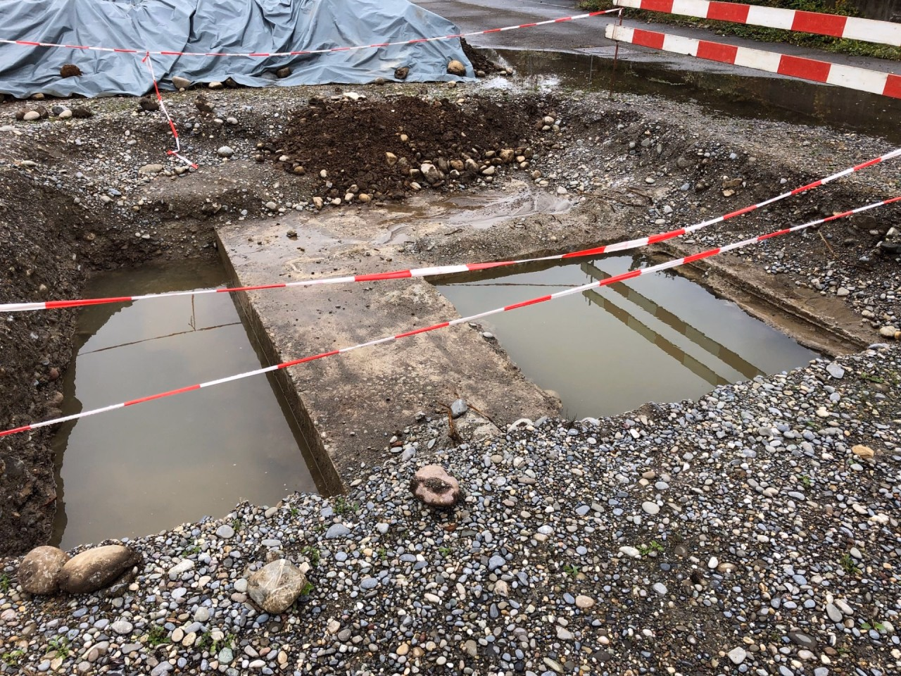 Ein mit Regenwasser gefülltes Ausgrabungsfeld.