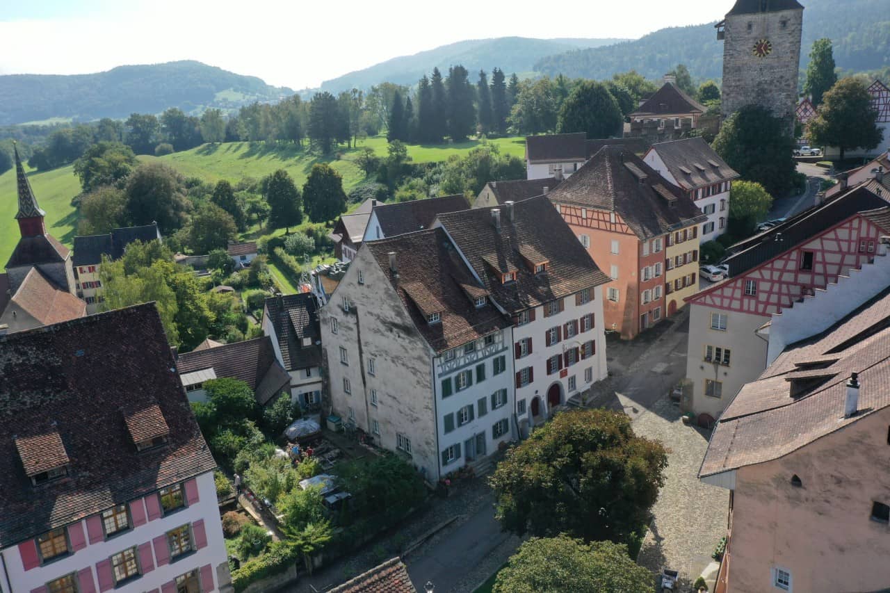 Eine Lücke in der mittelalterlichen Altstadt von Kaiserstuhl im Drohnenfoto.