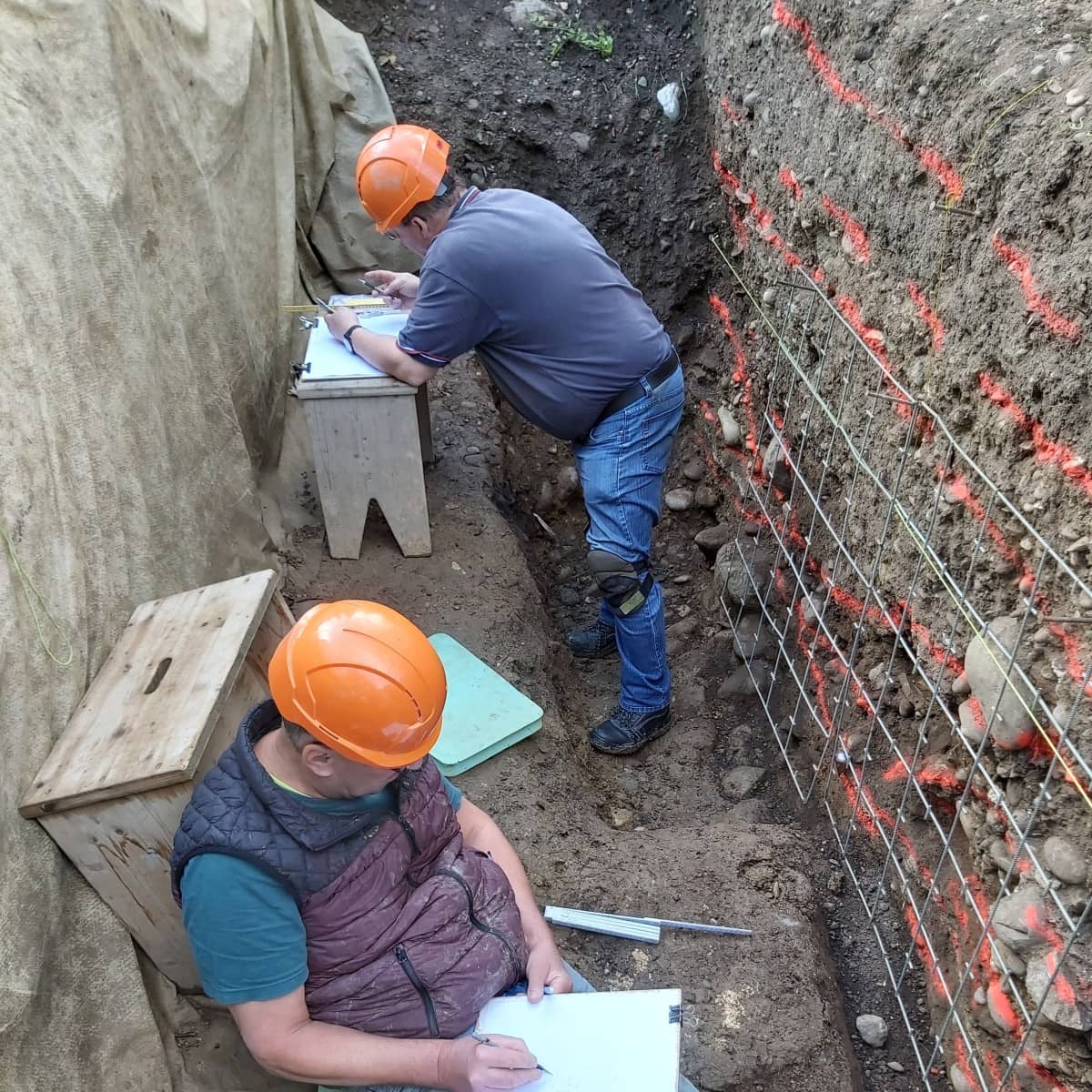 Zwei Freiwillige dokumentieren ein Schichtprofil auf dem Feldkurs in Gebenstorf-Steinacher.
