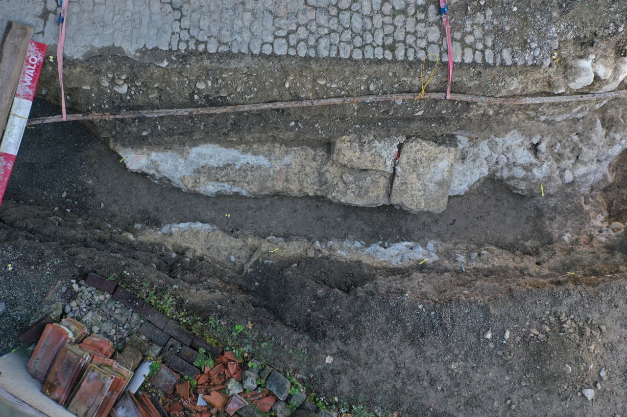 Direkt unter dem Asphalt liegen die Reste der Castrummauer.